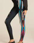 Legginsy Meteor – print zwężający się ku kostkom, widok z boku