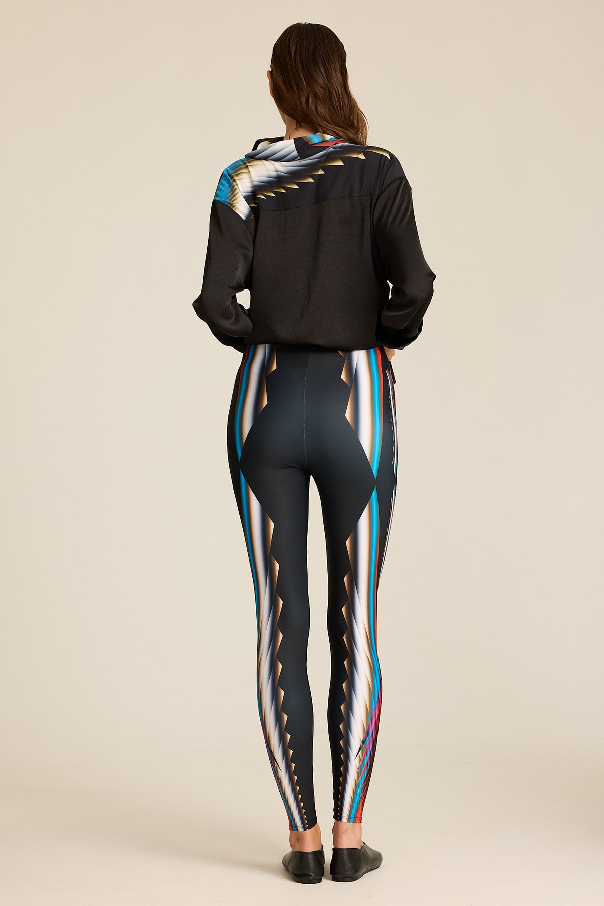 Legginsy Meteor – detal geometrycznego printu na nogawce
