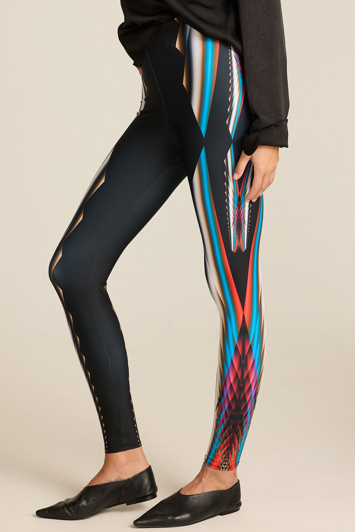 Legginsy Meteor – print zwężający się ku kostkom, widok z boku